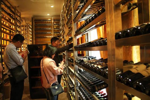 长宁区商务委开展进博会前酒类市场专项执法检查 规范酒类经营行为